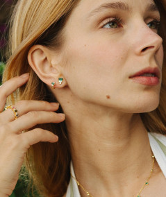 Pendientes con piedrita verde y tres piedras brillantes