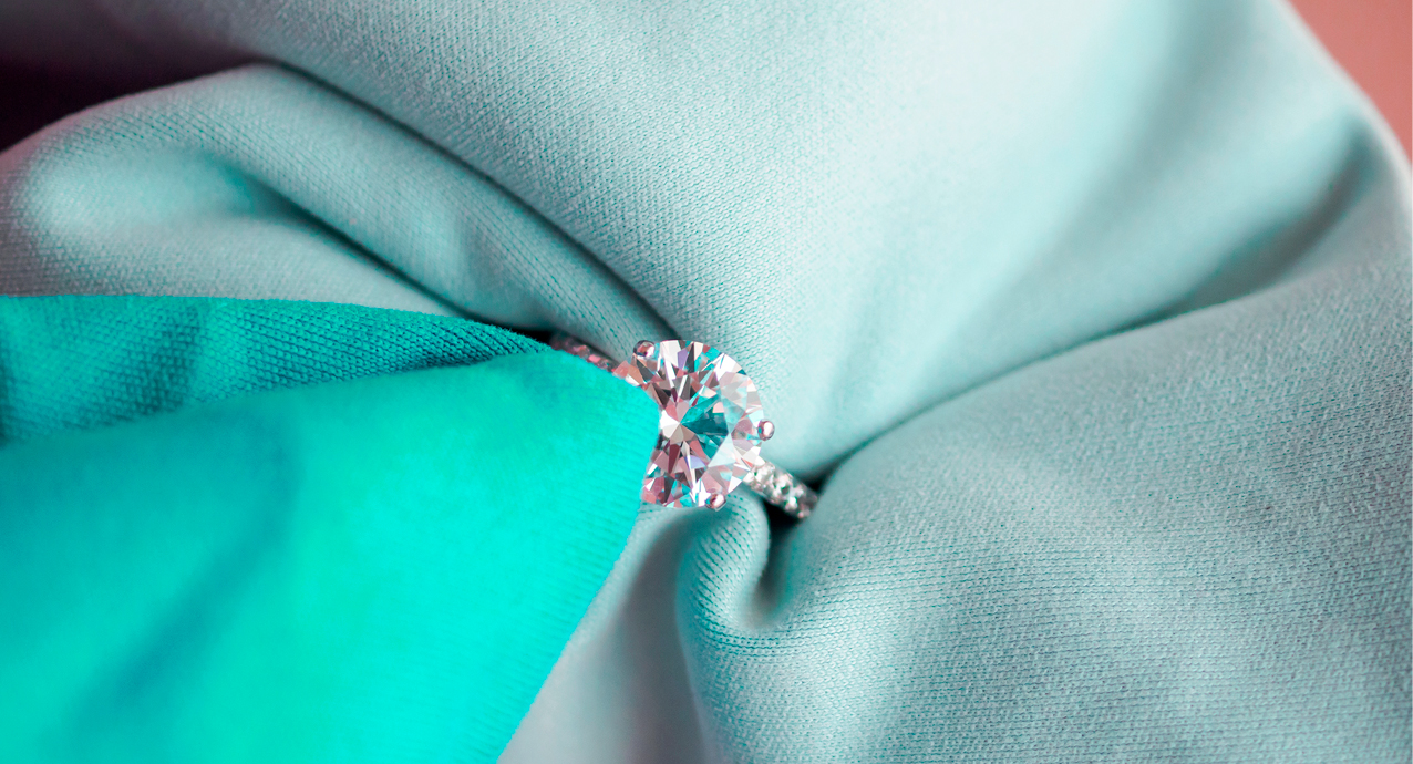 Limpiar joyas de plata con un paño de algodón